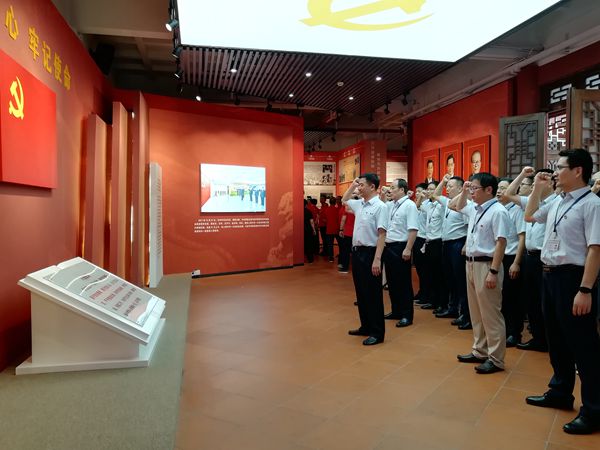 公司組織領(lǐng)導(dǎo)干部開展“不忘初心、牢記使命”革命傳統(tǒng)教育活動